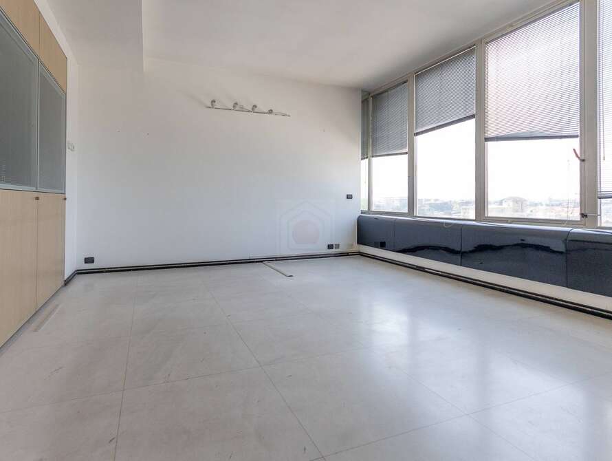 studio ufficio di 9 locali a lissone
