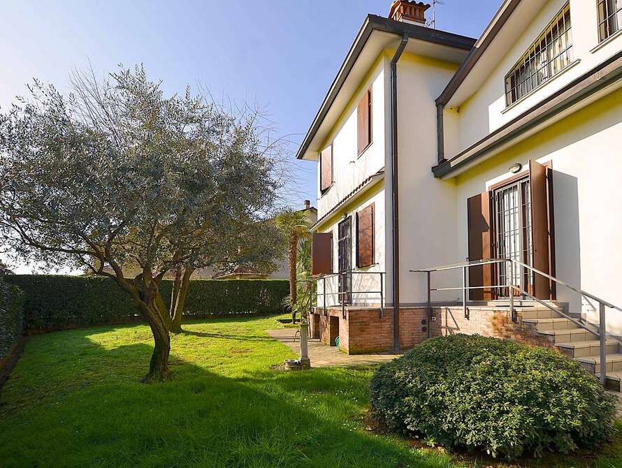 villa di 6 locali a caponago