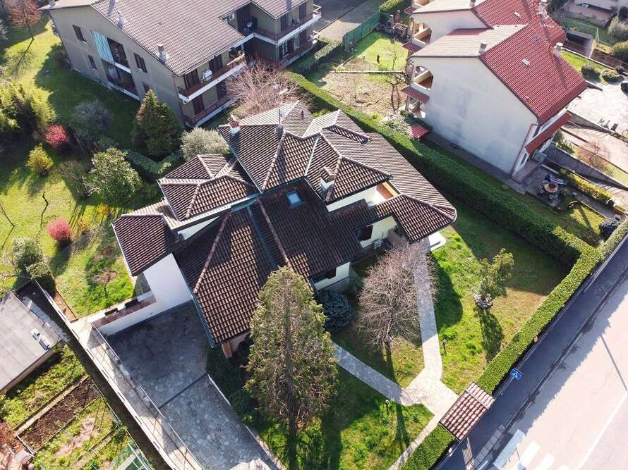 villa di 6 locali a caponago