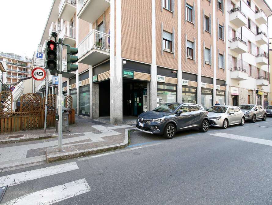 negozio di 6 locali a monza