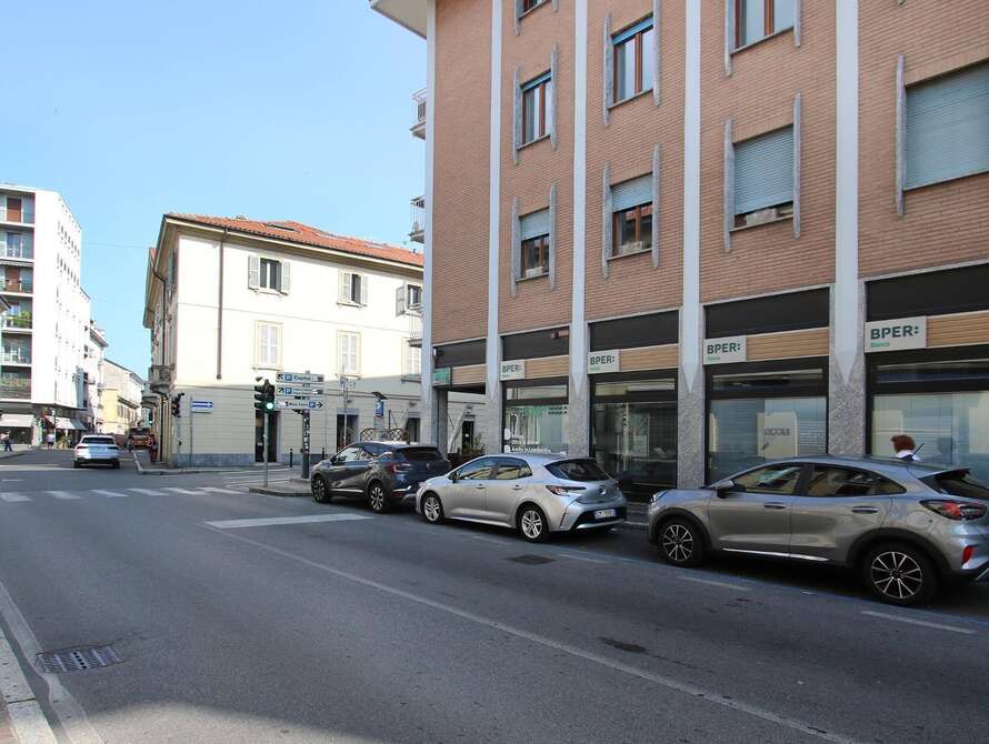 negozio di 6 locali a monza