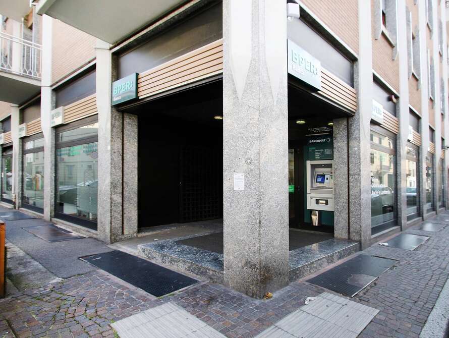 negozio di 6 locali a monza