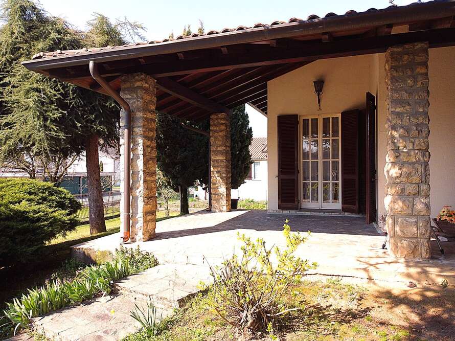 villa singola con mq 2800 di giardino