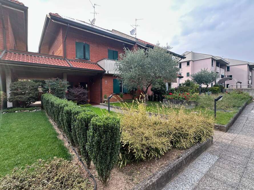 villetta a schiera di 6 locali a osnago