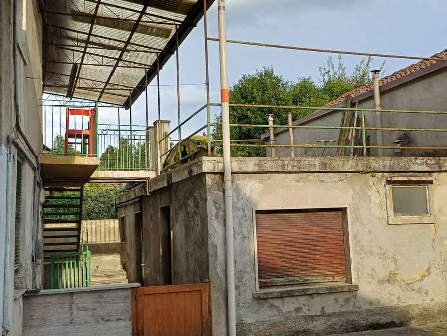 porzione di casa di 8 locali a cornate d adda