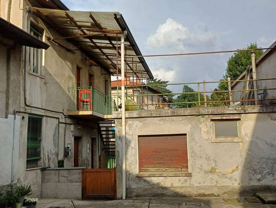 porzione di casa di 8 locali a cornate d adda