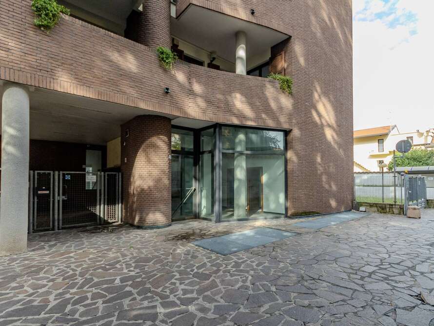 attivita commerciale di 3 locali a lissone