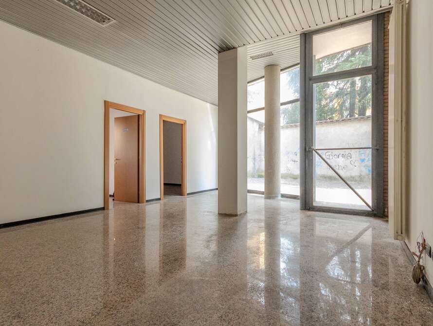 attivita commerciale di 3 locali a lissone