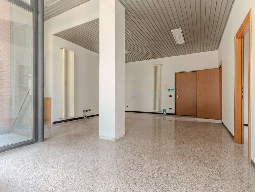 attivita commerciale di 3 locali a lissone