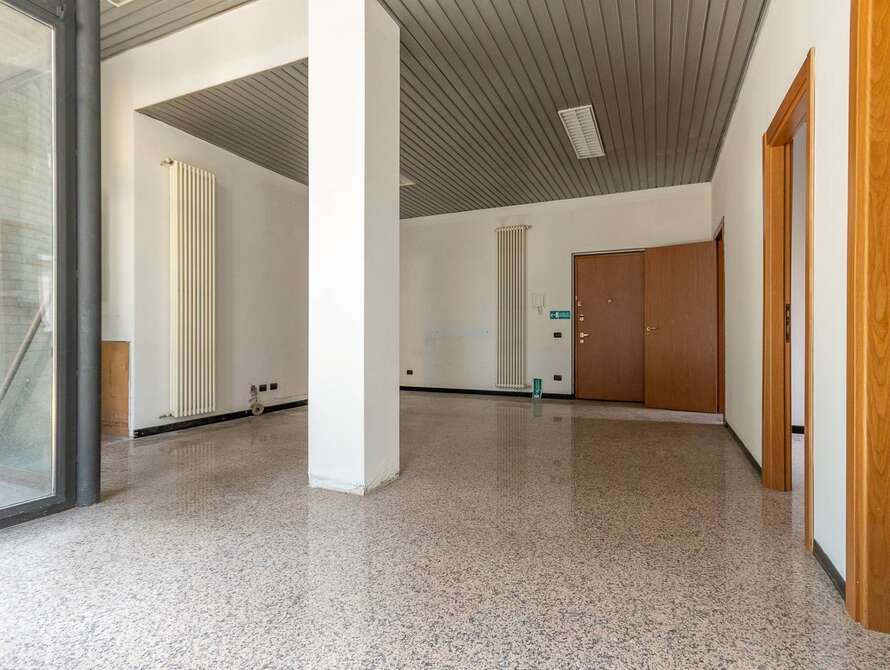 attivita commerciale di 3 locali a lissone