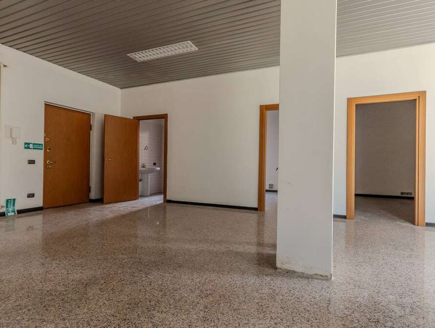 attivita commerciale di 3 locali a lissone