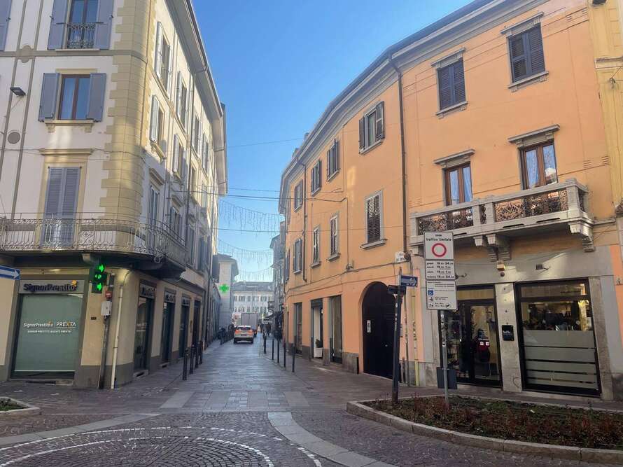 negozio di 2 locali a monza