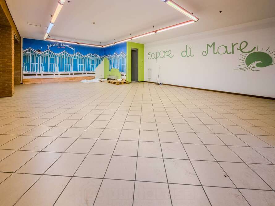 show room di 1 locali a seregno