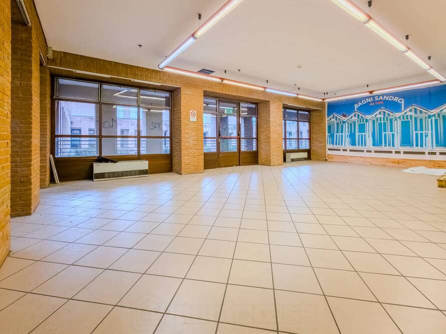 show room di 1 locali a seregno