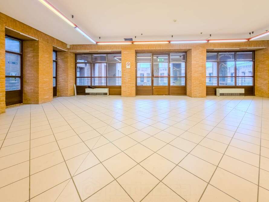 show room di 1 locali a seregno