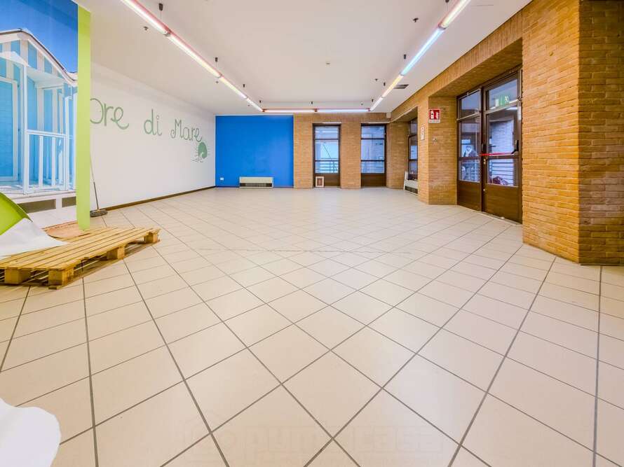 show room di 1 locali a seregno