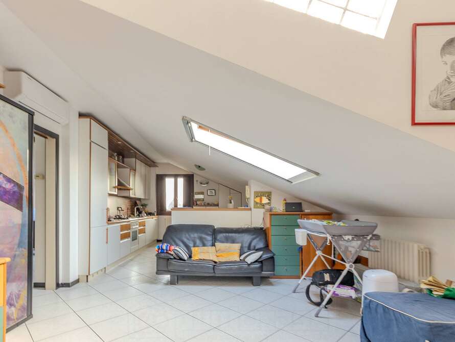 mansarda di 3 locali a solaro