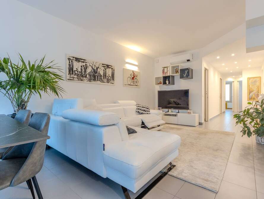seregno centro signorile trilocale con terrazzo e box