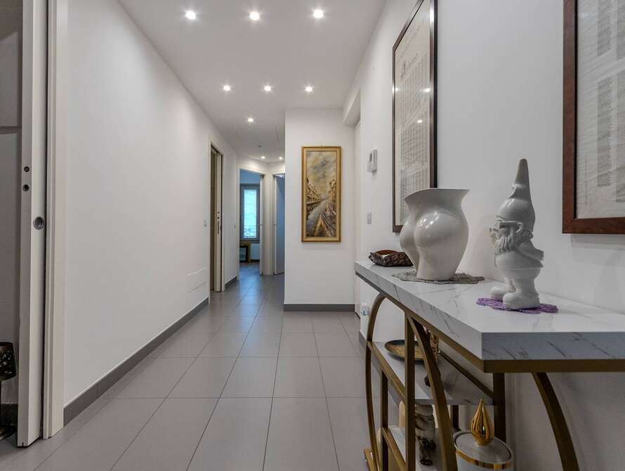 seregno centro signorile trilocale con terrazzo e box