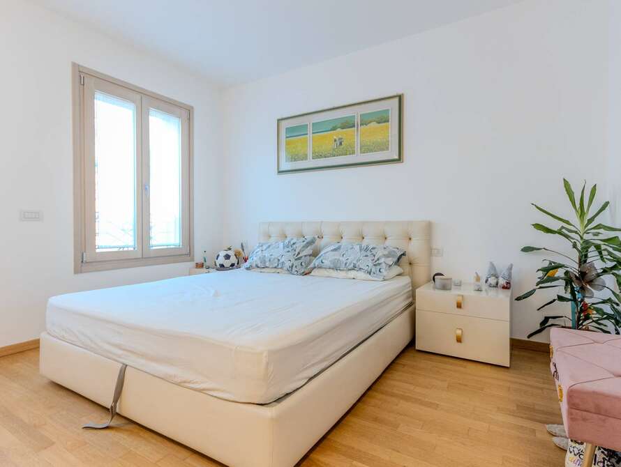 seregno centro signorile trilocale con terrazzo e box