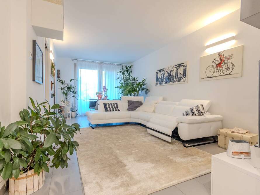 seregno centro signorile trilocale con terrazzo e box