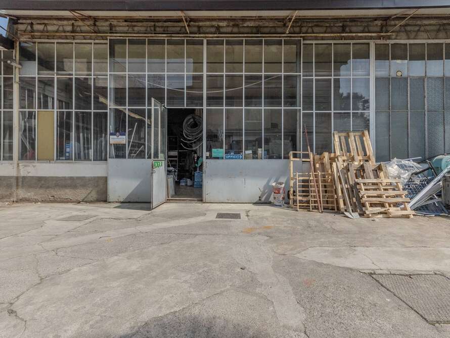 struttura commerciale di 3 locali a lissone