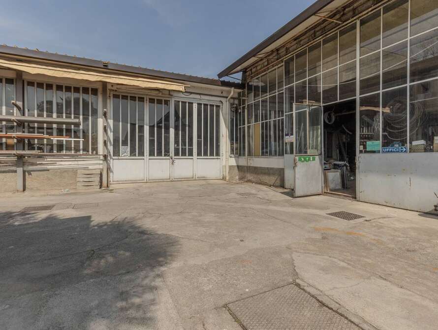 struttura commerciale di 3 locali a lissone