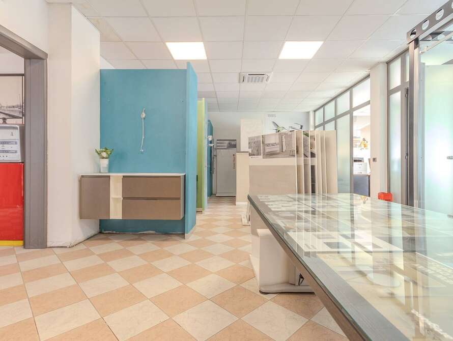 struttura commerciale di 3 locali a lissone