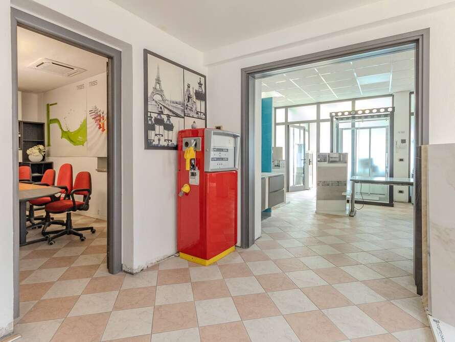 struttura commerciale di 3 locali a lissone