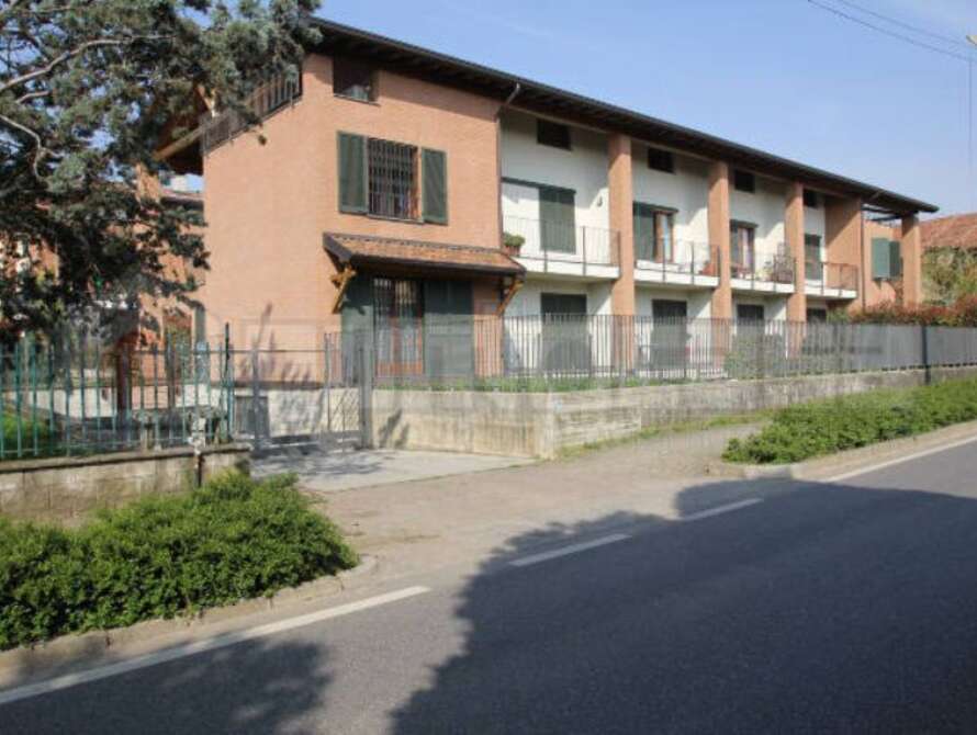 correzzana appartamento 2 locali con giardino privato e doppi servizi a correzzana