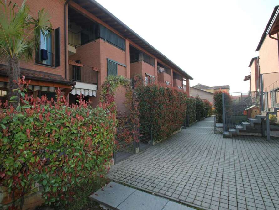 correzzana appartamento 2 locali con giardino privato e doppi servizi a correzzana