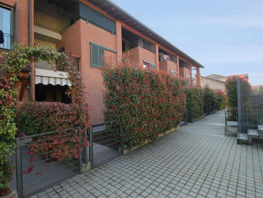 correzzana appartamento 2 locali con giardino privato e doppi servizi a correzzana