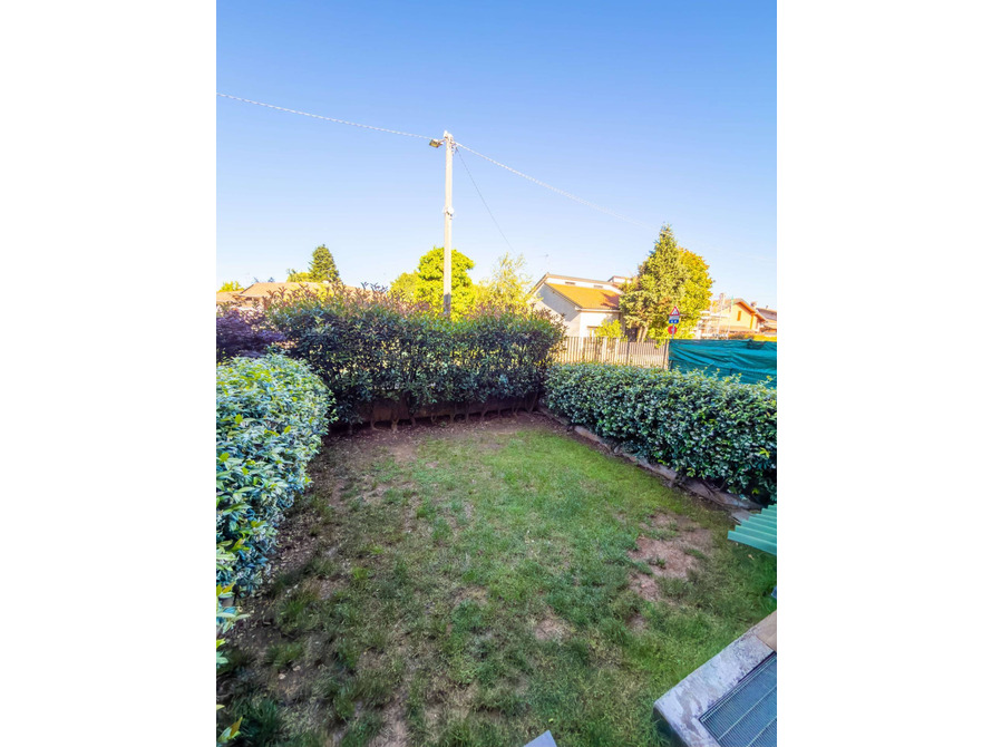 correzzana appartamento 2 locali con giardino privato e doppi servizi a correzzana