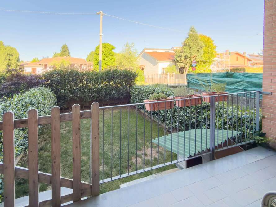 correzzana appartamento 2 locali con giardino privato e doppi servizi a correzzana