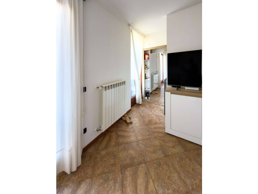 correzzana appartamento 2 locali con giardino privato e doppi servizi a correzzana