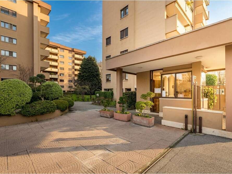 appartamento di 6 locali a monza