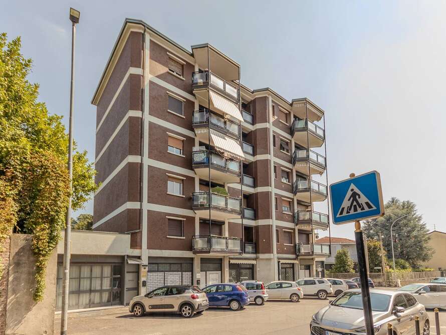 show room di 1 locali a meda
