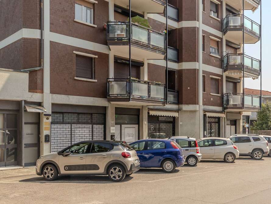 show room di 1 locali a meda