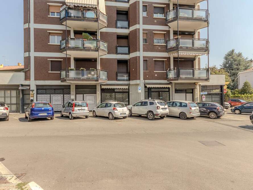 show room di 1 locali a meda