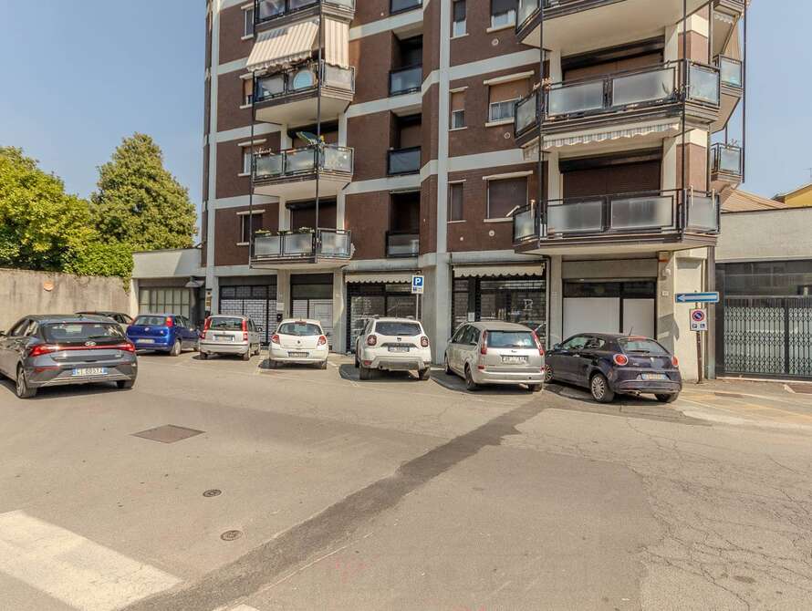 show room di 1 locali a meda