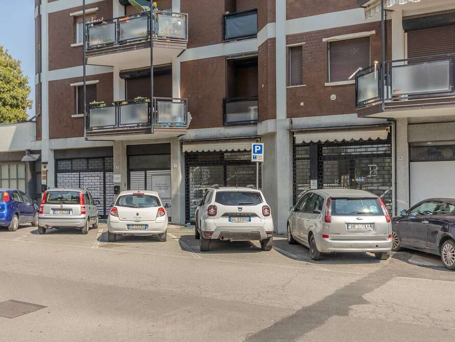 show room di 1 locali a meda