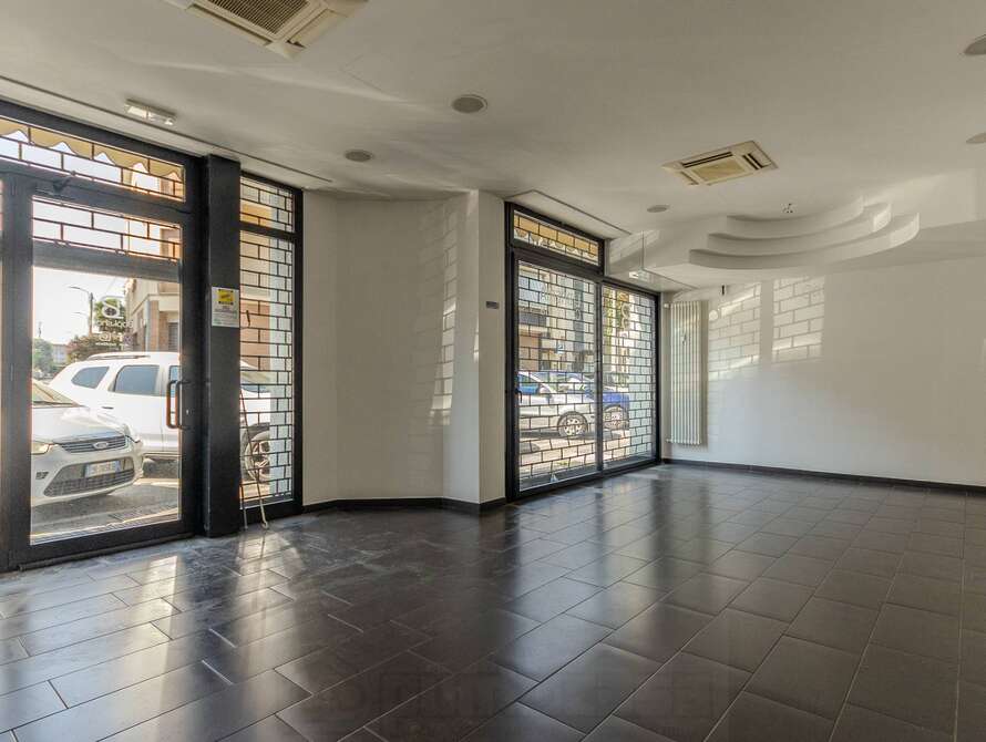 show room di 1 locali a meda