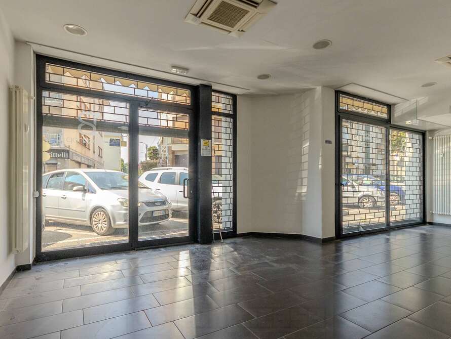 show room di 1 locali a meda