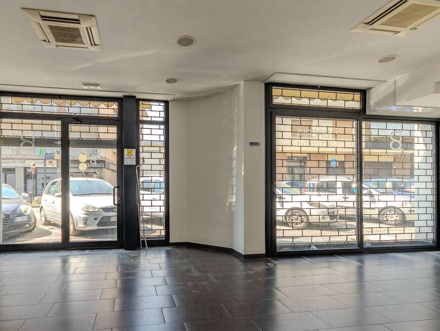 show room di 1 locali a meda