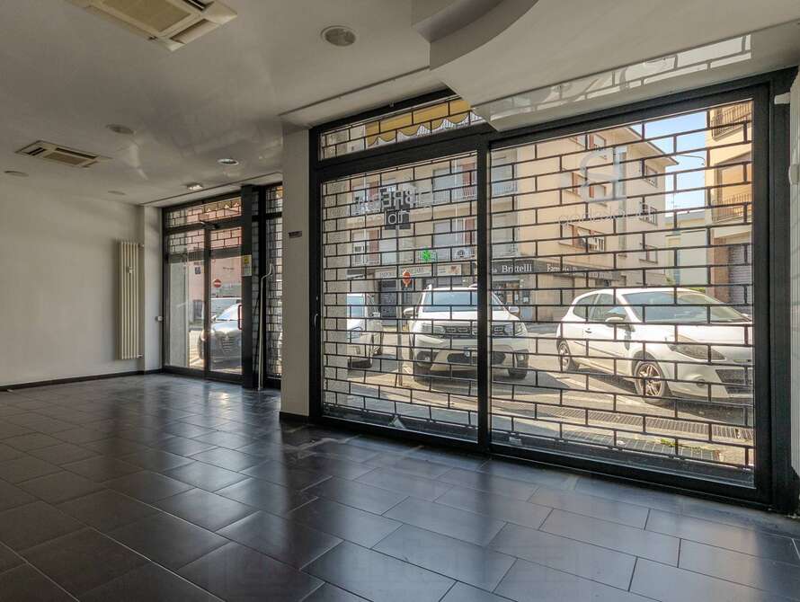 show room di 1 locali a meda