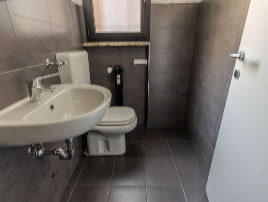 show room di 1 locali a meda