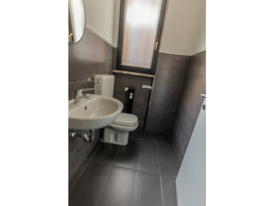 show room di 1 locali a meda