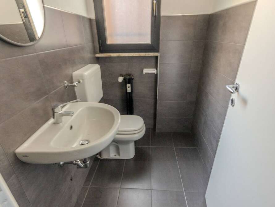 show room di 1 locali a meda