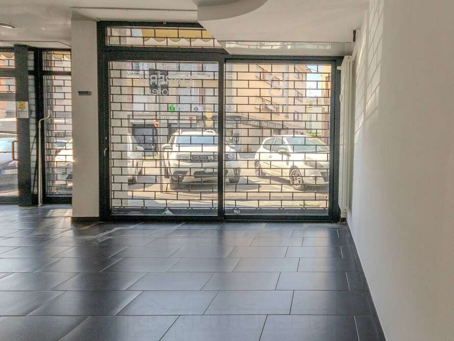 show room di 1 locali a meda