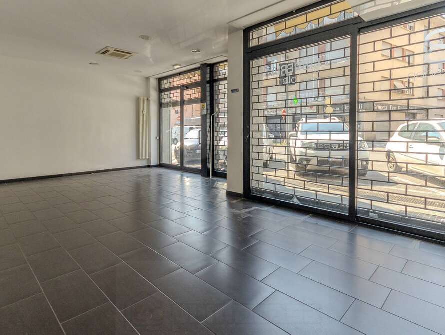 show room di 1 locali a meda